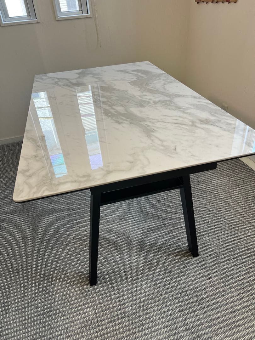 美品　クレモナダイニングテーブル　（ホワイトマーブル　大理石調柄）