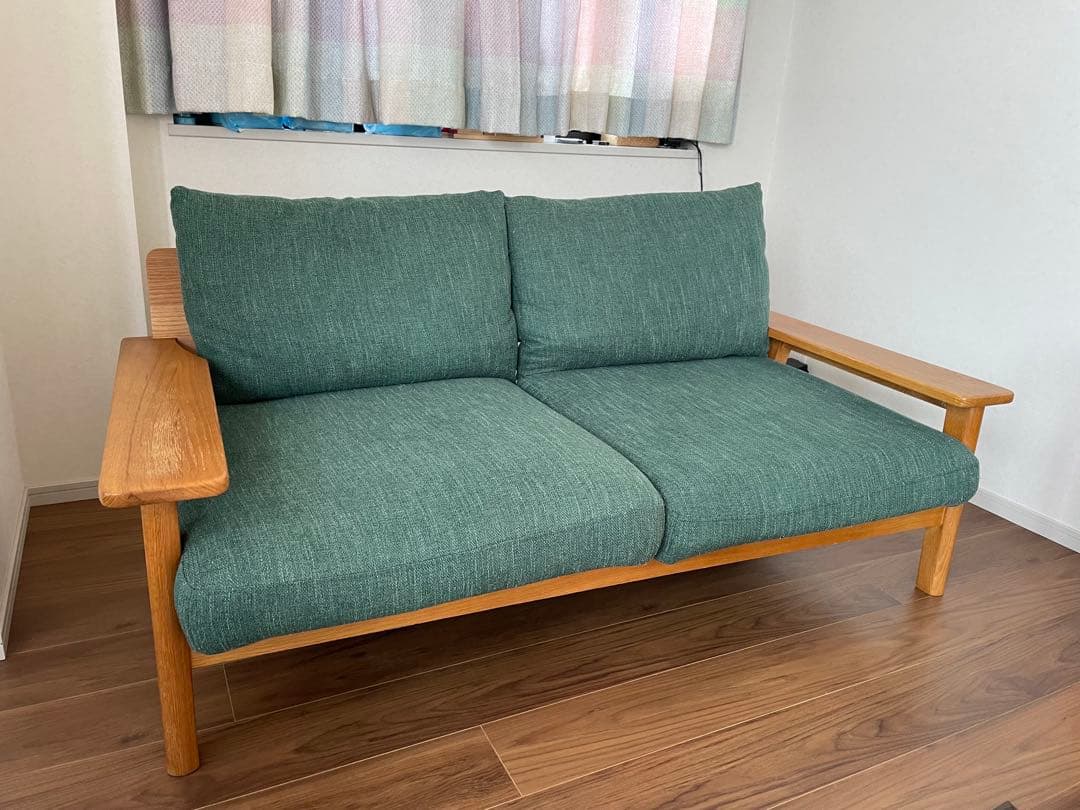 グリーンの2~3人掛けソファ