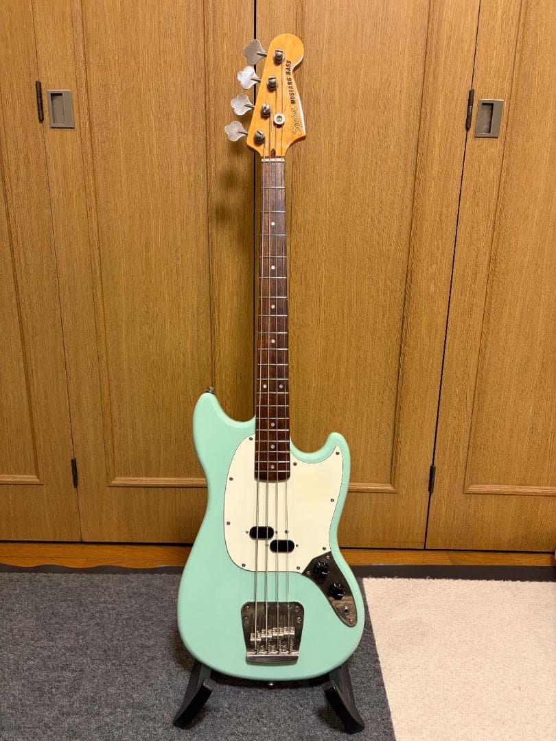 綺麗なクッション Squier Mustang Bass