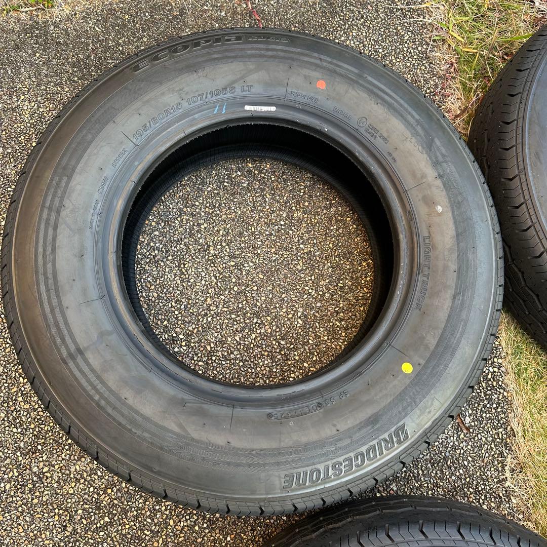 ハイエース　純正タイヤ4本セット　新車外し