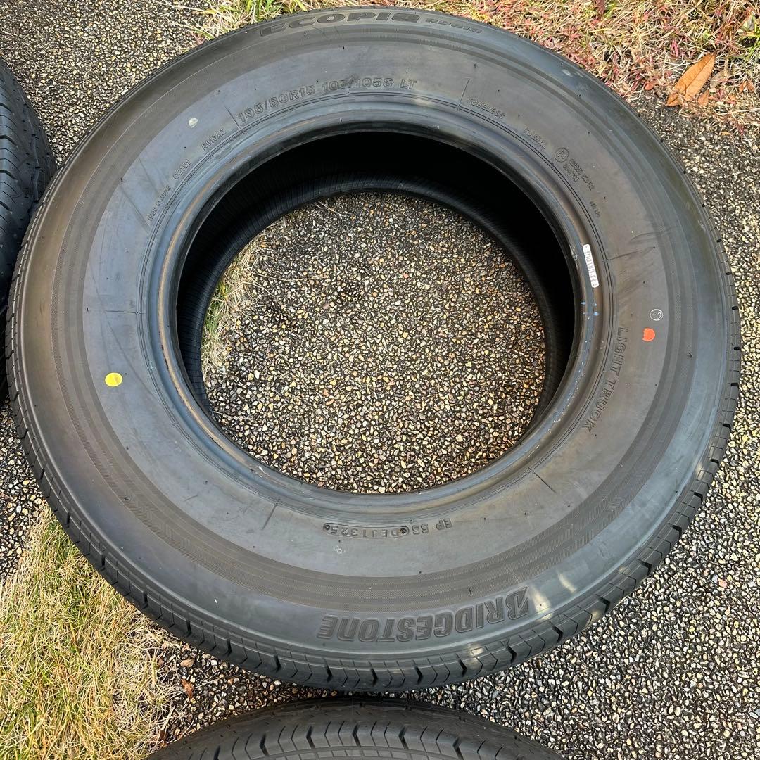 ハイエース　純正タイヤ4本セット　新車外し