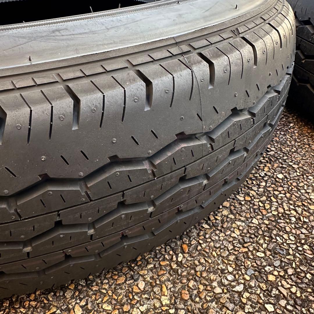 ハイエース　純正タイヤ4本セット　新車外し