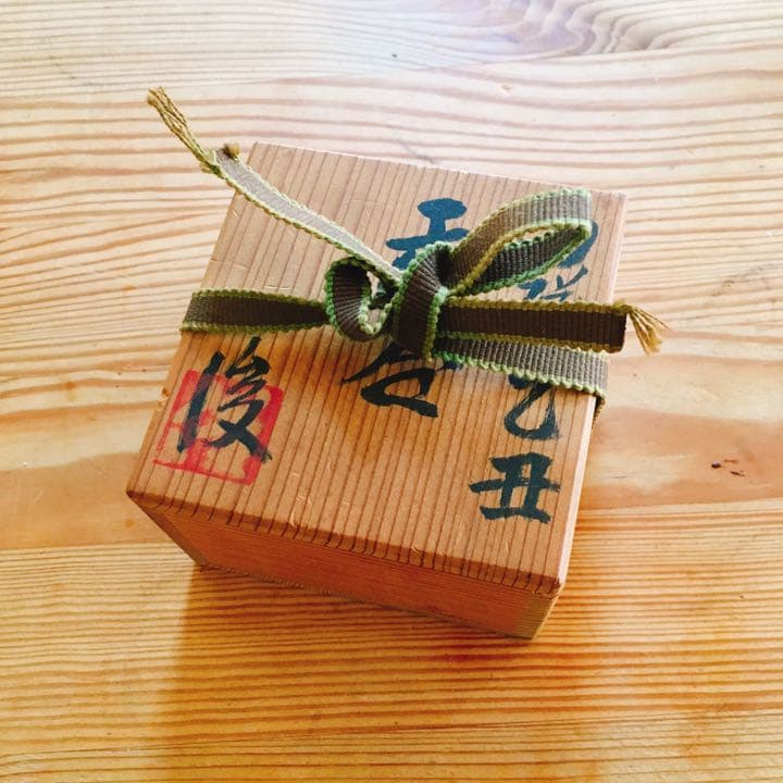 《白磁乙丑 香合》