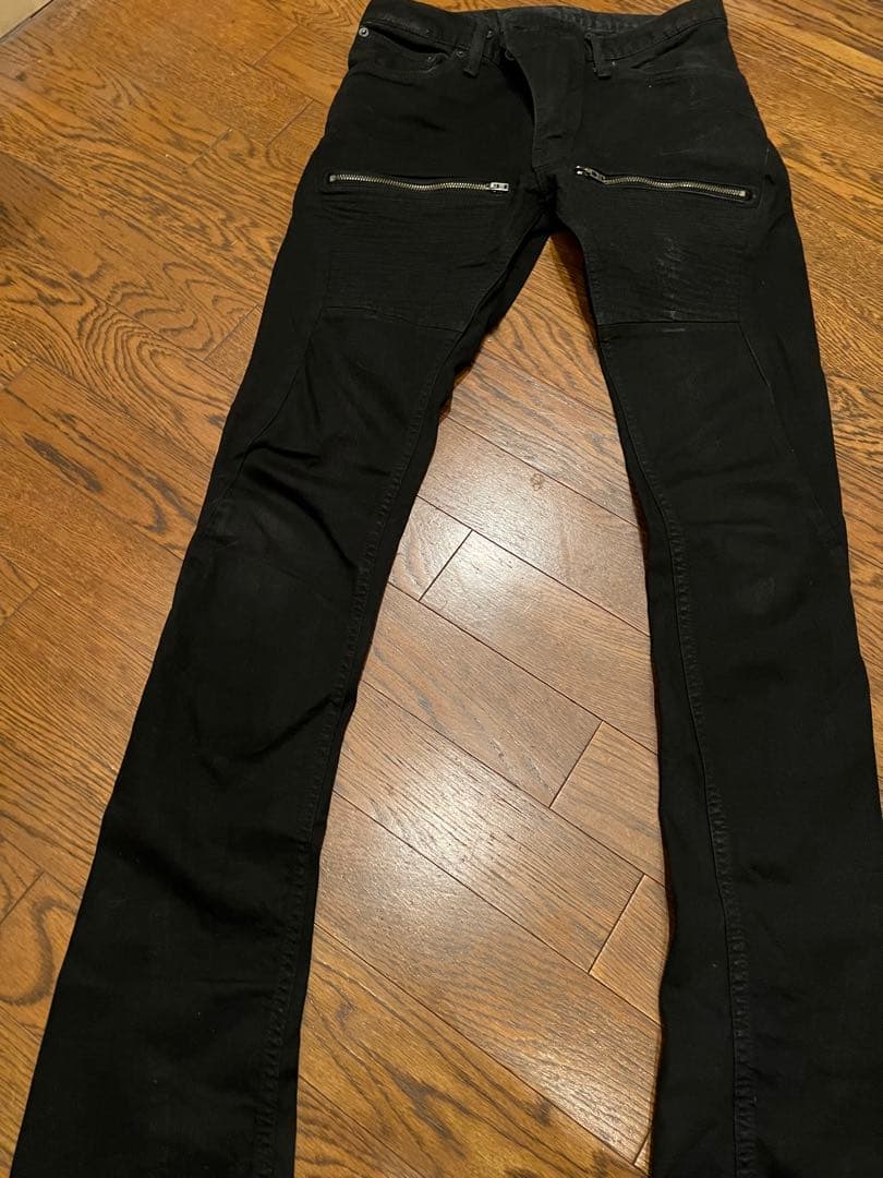 LGBの黒いパンツ