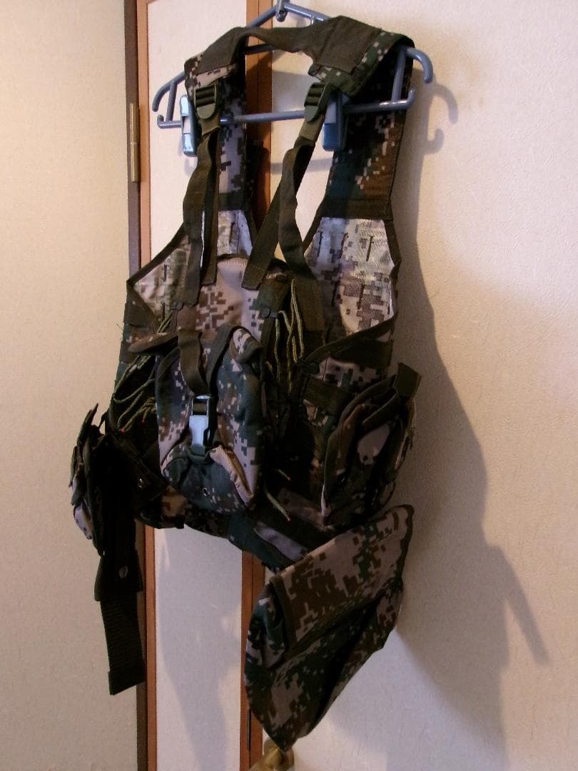 未使用　中国軍　06式　デジタル迷彩　タクティカルベスト　マガジンポーチ