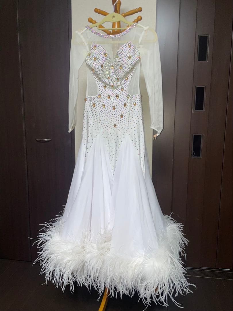 ホワイトダンスドレス スパンコール付き
