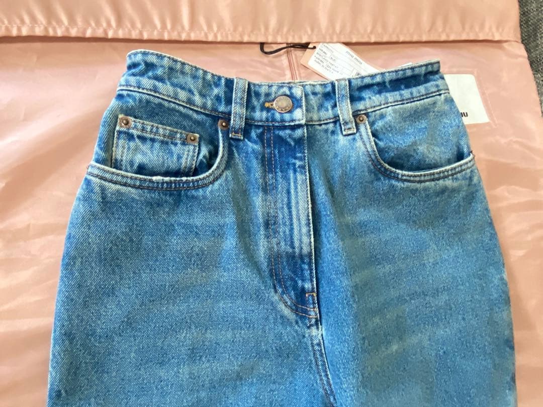 くまくま♡　プラダ(PRADA)2023ACロゴ入りダメージデニムパンツ