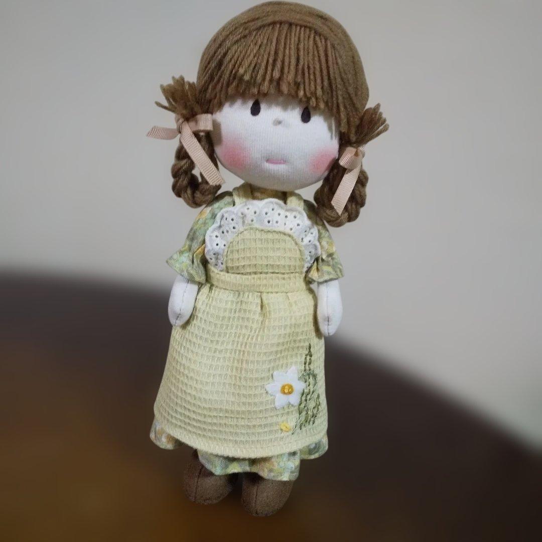 エプロン付きドレスの人形 米山京子さん風