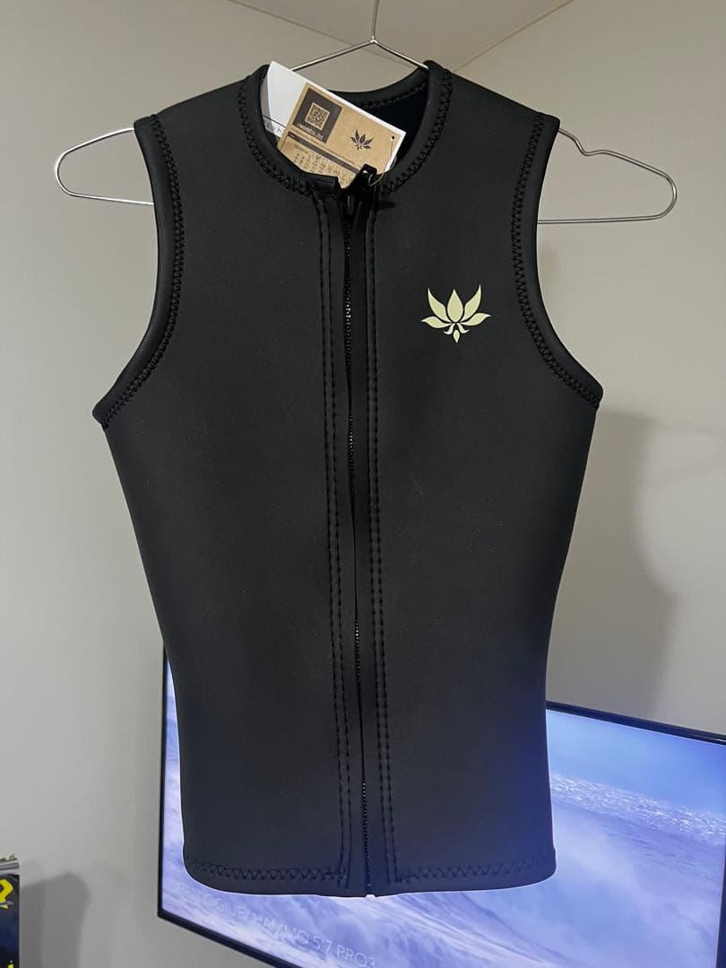 W*r様 アックスクラシック　axxe classic ウェットスーツベスト M