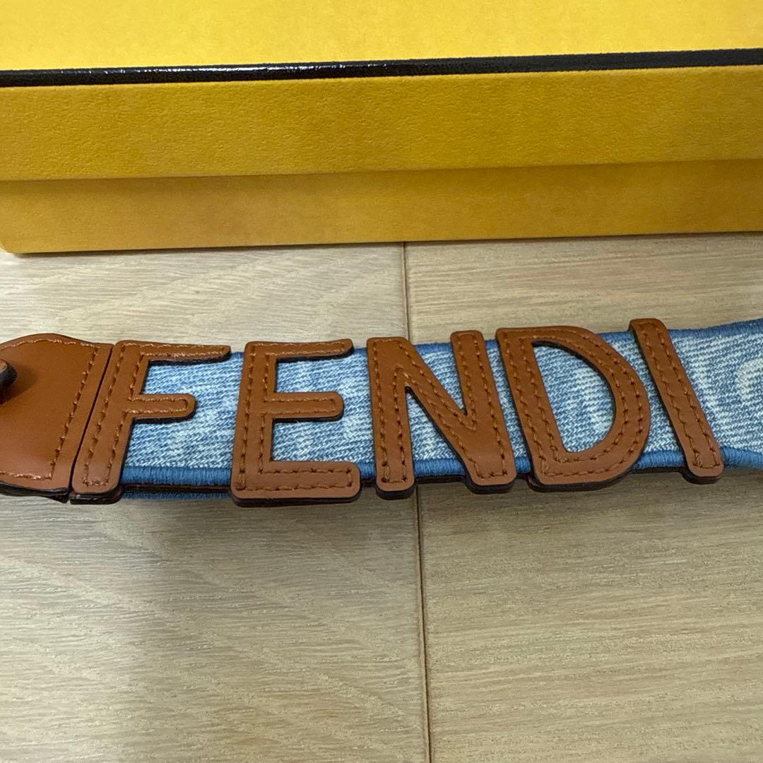 FENDI ロゴ キーホルダー 青色