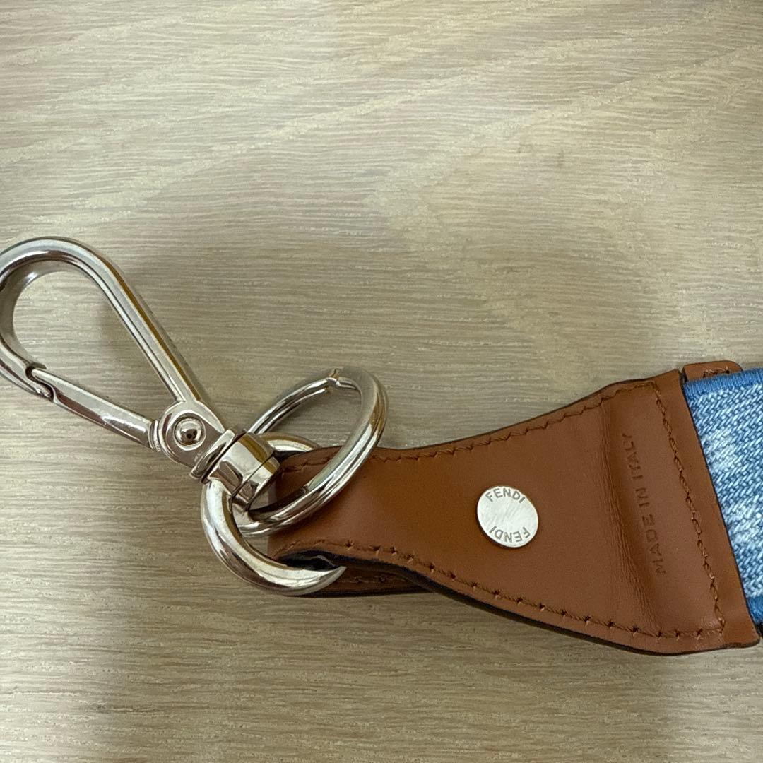 FENDI ロゴ キーホルダー 青色