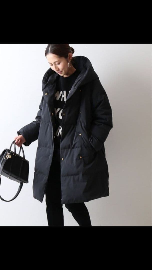 フード付きブラックダウンジャケット 36