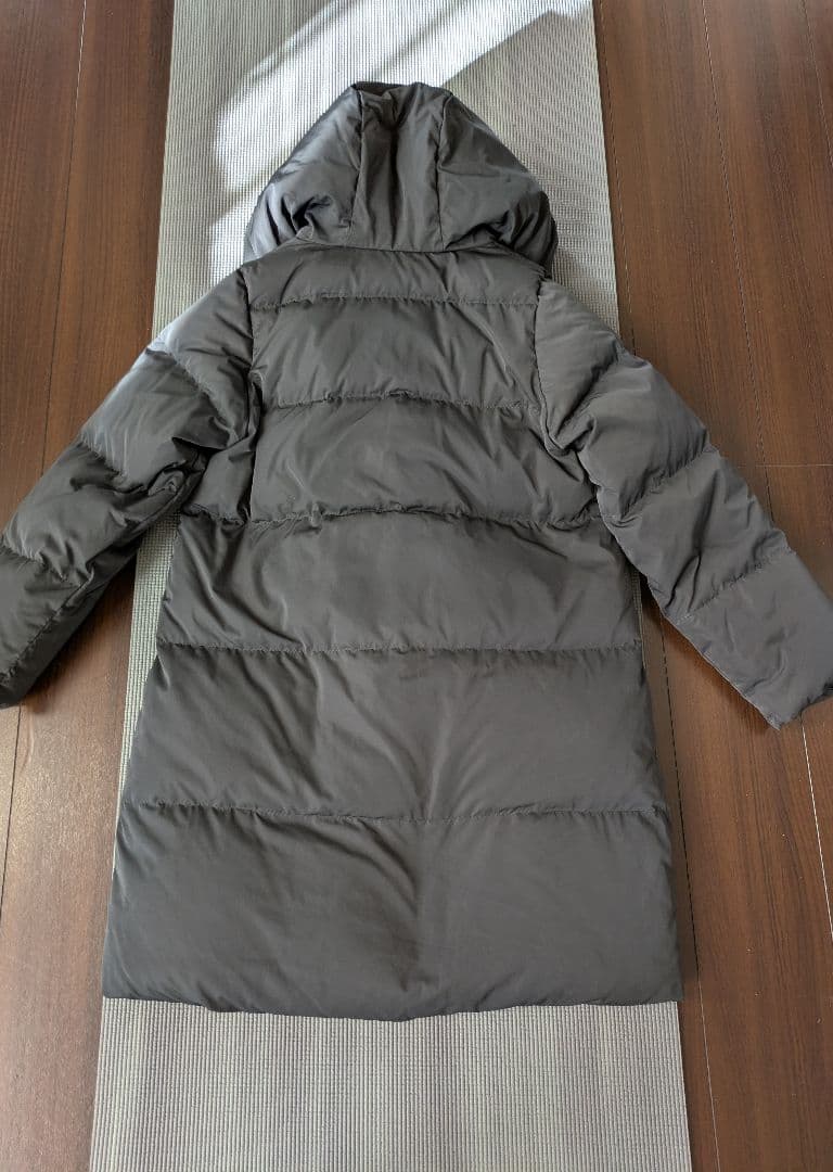 フード付きブラックダウンジャケット 36
