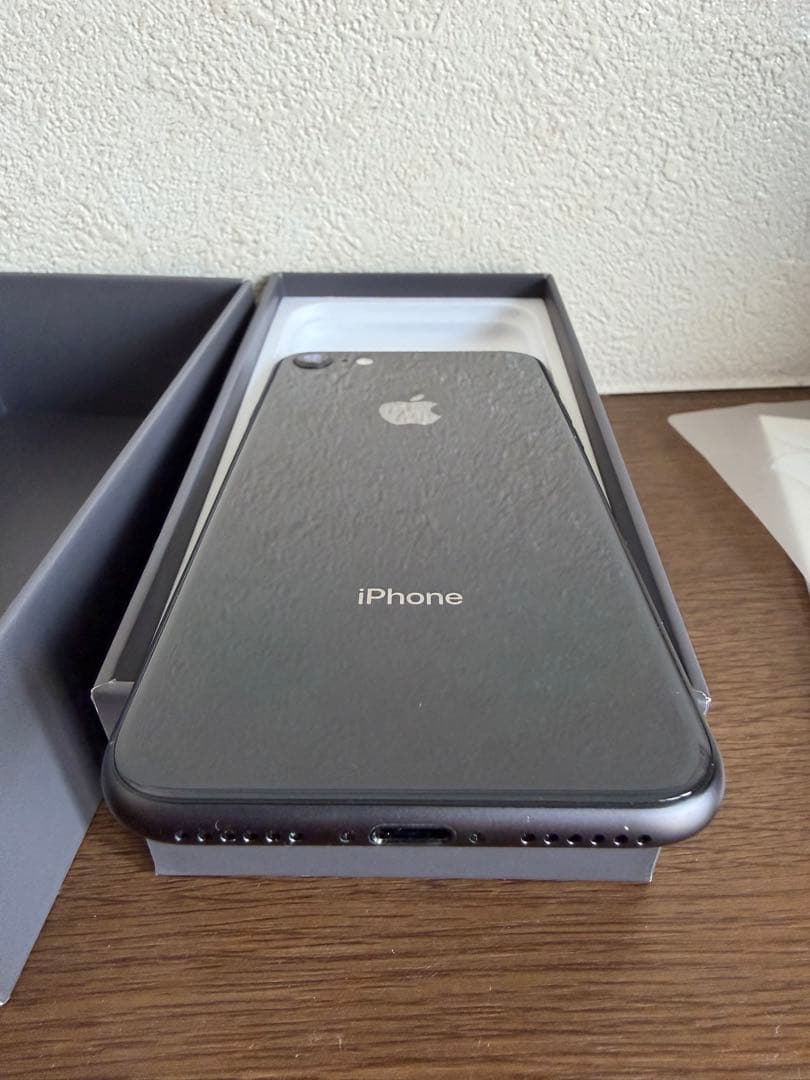 iPhone 8スペースグレー　64GB