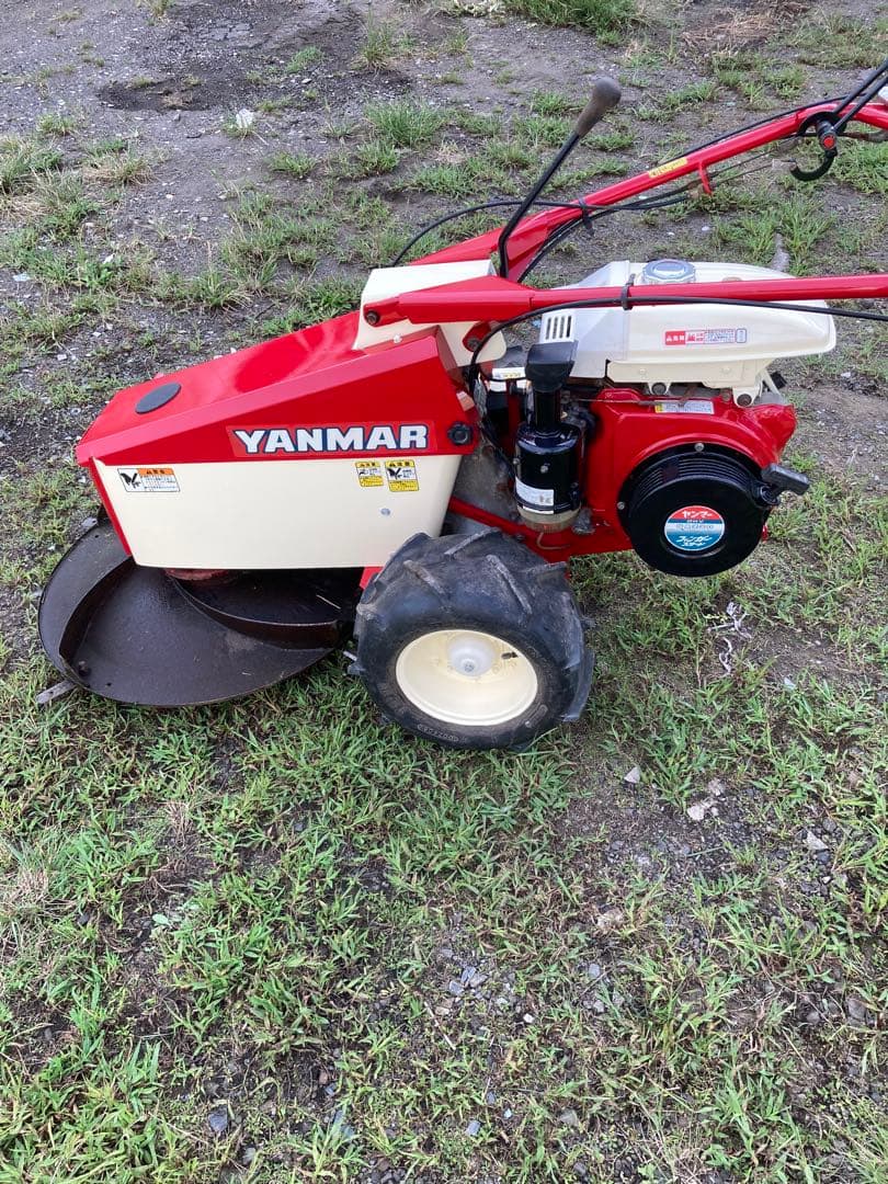 牧草モア　ヤンマーYRM821 草刈り
