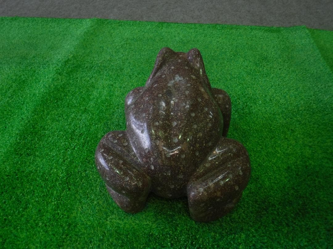 カエルの彫刻