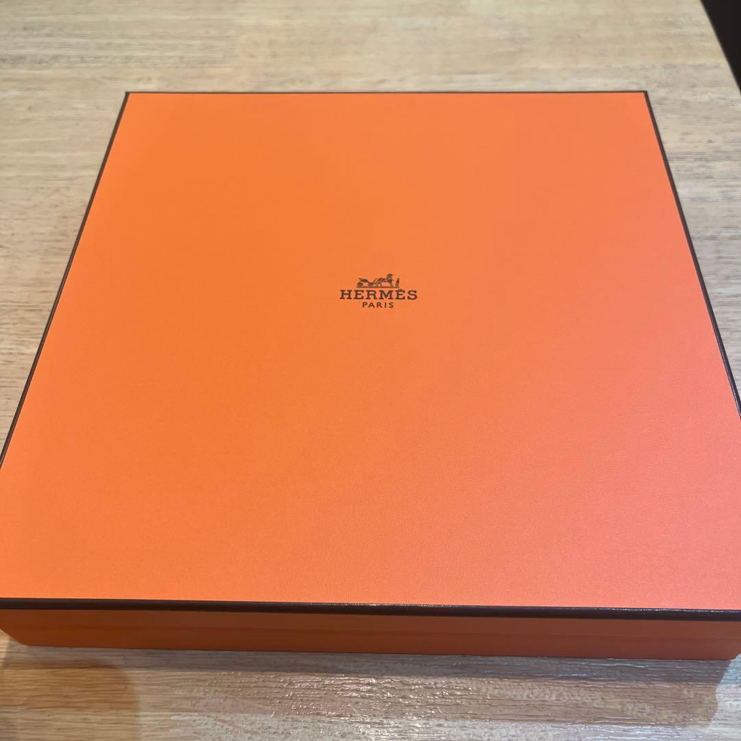 HERMES 花柄デザイン皿 専用ボックス付き