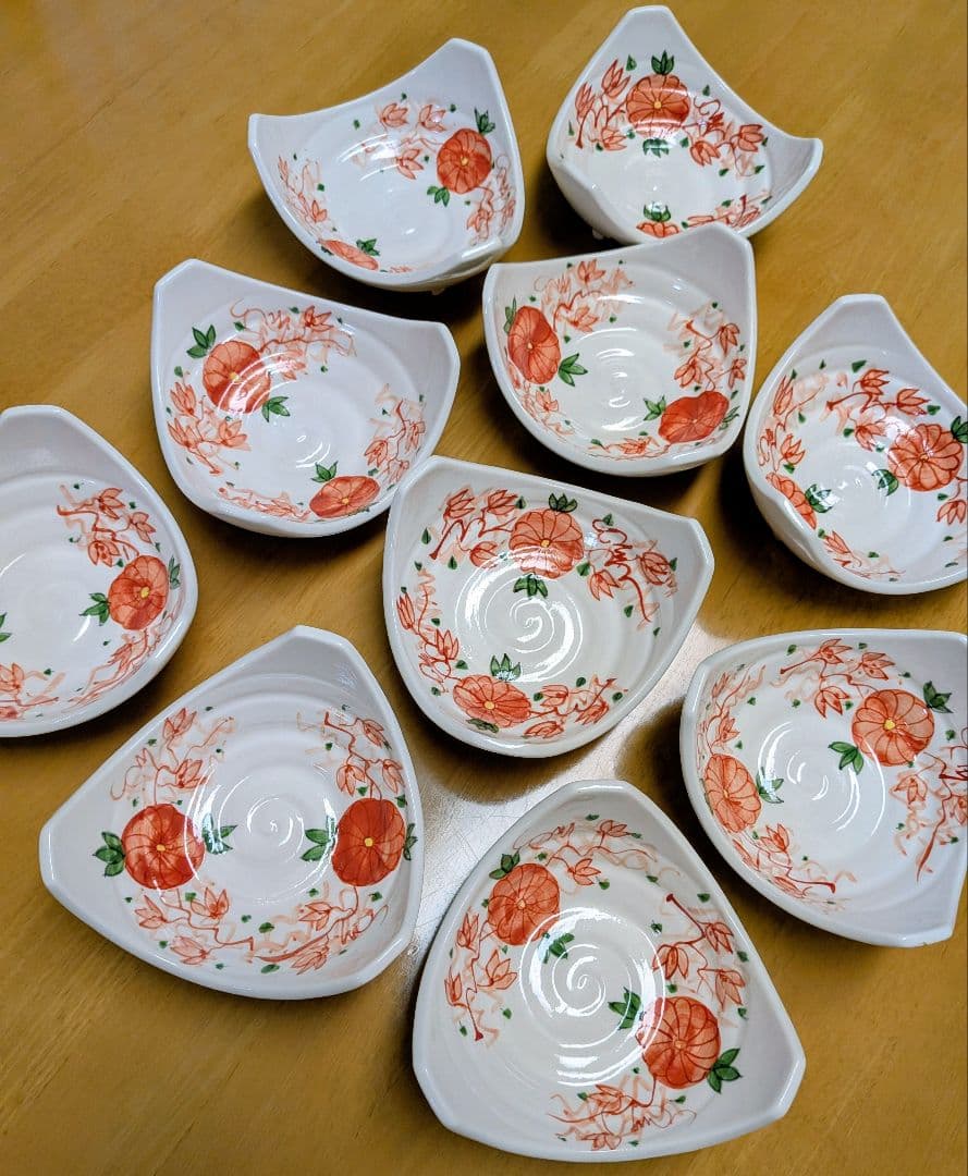 鮮やかな赤絵(朱色)/花柄/脚付きの三角小鉢10枚セット