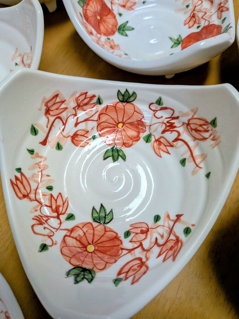 鮮やかな赤絵(朱色)/花柄/脚付きの三角小鉢10枚セット