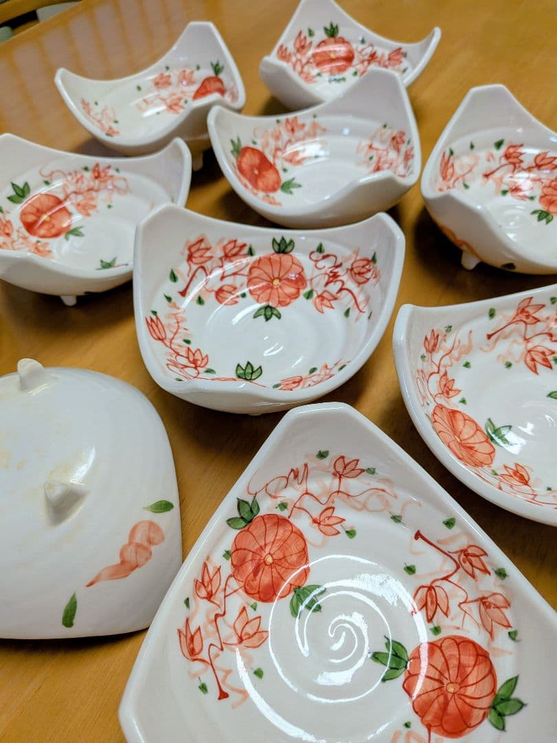 鮮やかな赤絵(朱色)/花柄/脚付きの三角小鉢10枚セット