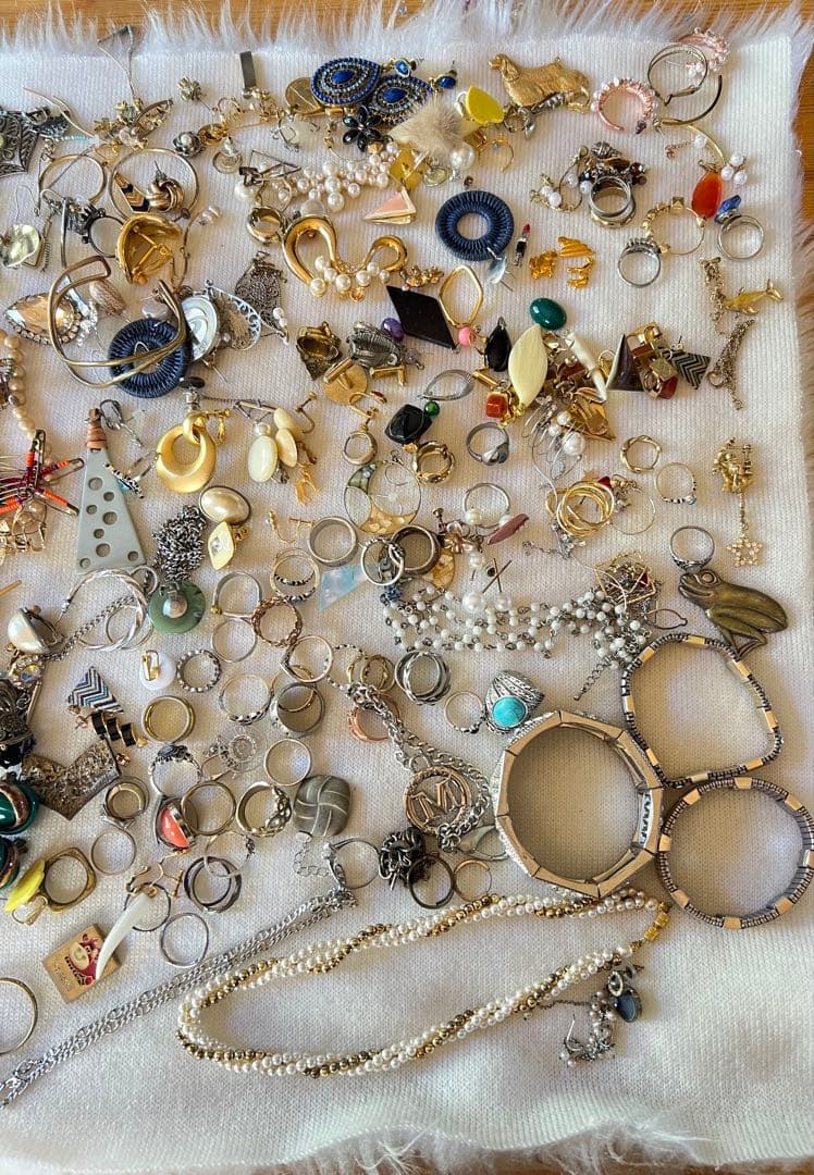 アクセサリー、装飾品まとめ売り。2.2kgお得