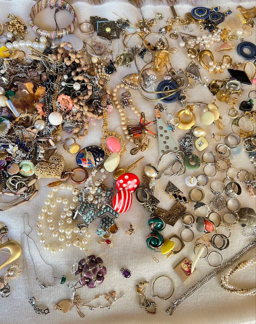 アクセサリー、装飾品まとめ売り。2.2kgお得