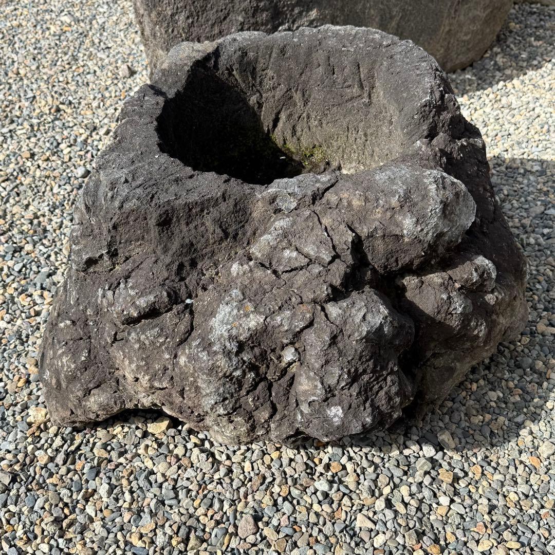 溶岩石の植木鉢、岩鉢。