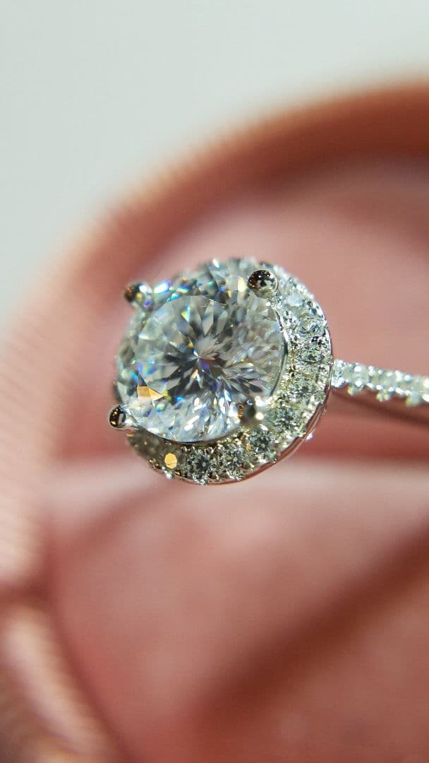 N.ページ！最高級モアサナイト　100面カット　1カラット　ヘイローリング