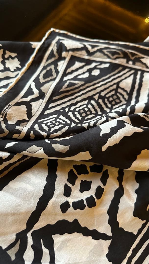 LEONARD モノクロ幾何学模様スカーフ