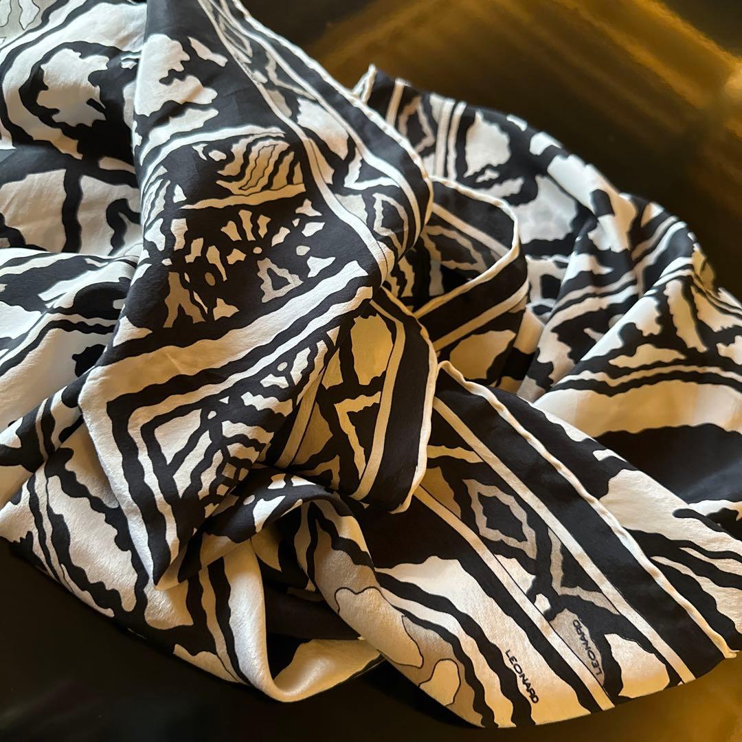 LEONARD モノクロ幾何学模様スカーフ