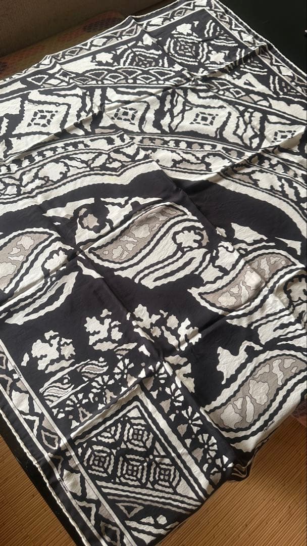 LEONARD モノクロ幾何学模様スカーフ