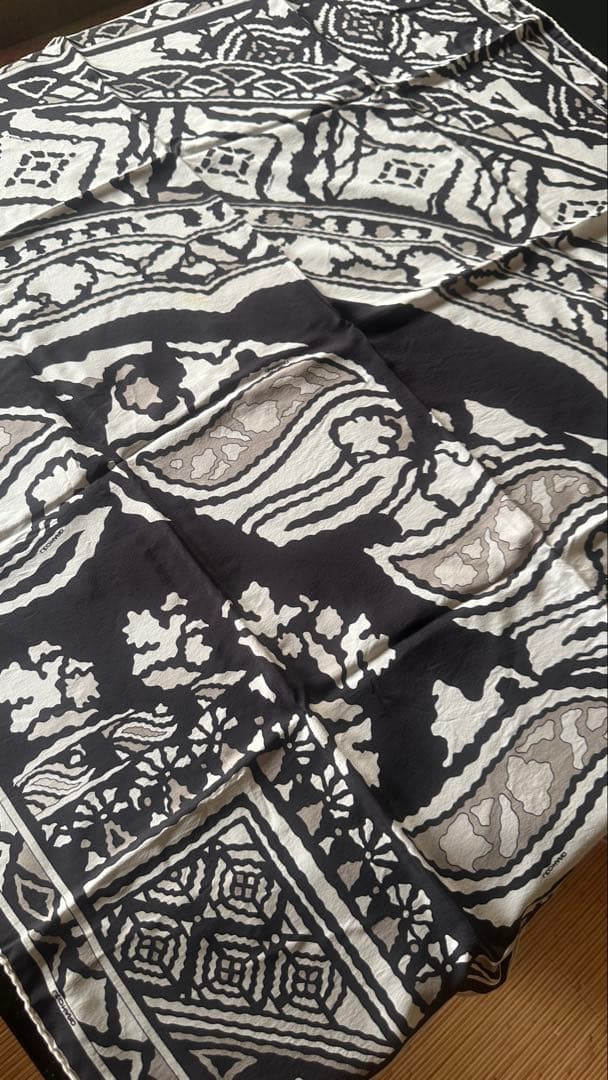 LEONARD モノクロ幾何学模様スカーフ