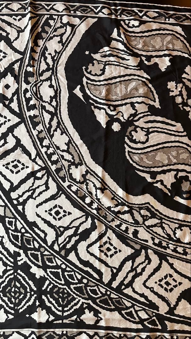 LEONARD モノクロ幾何学模様スカーフ