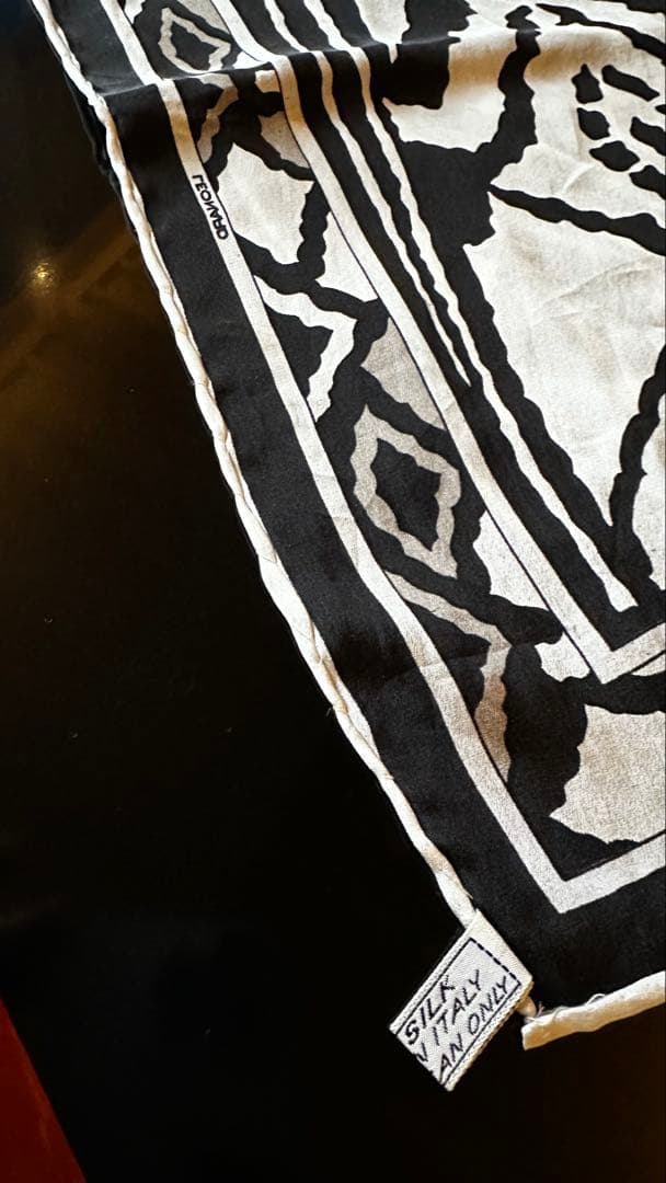 LEONARD モノクロ幾何学模様スカーフ