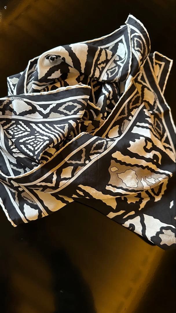 LEONARD モノクロ幾何学模様スカーフ