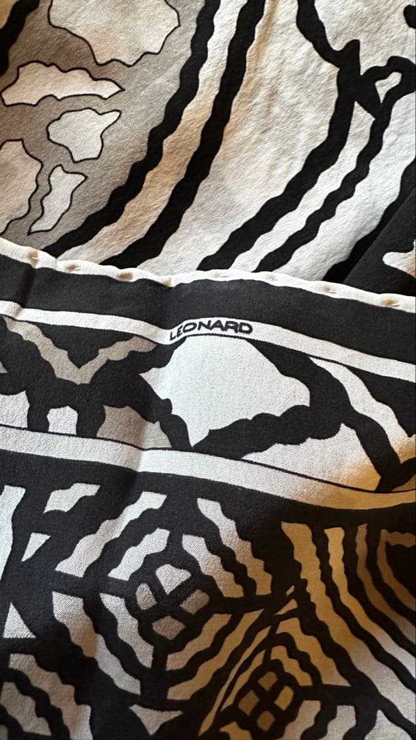 LEONARD モノクロ幾何学模様スカーフ