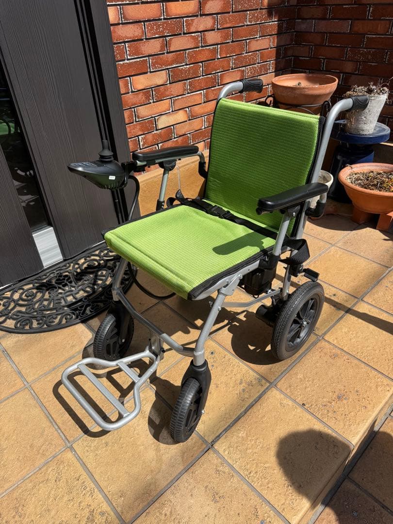 緑色の電動車椅子 折りたたみ可能