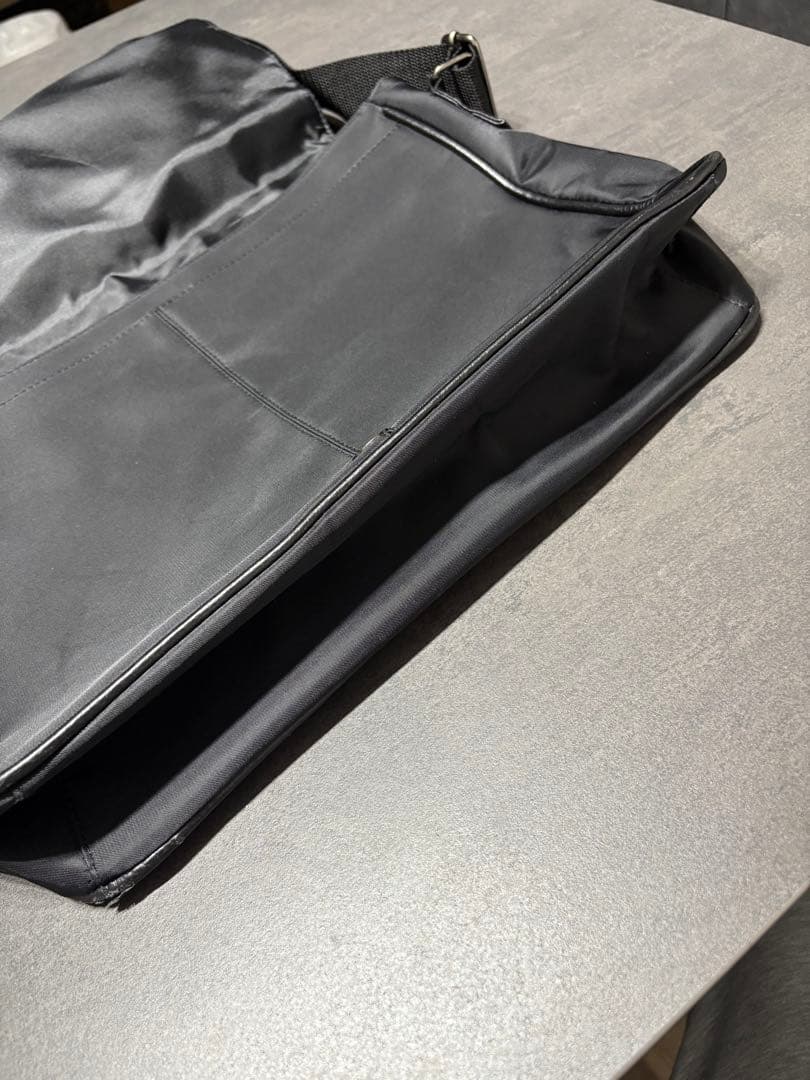 ☆男女兼用☆GIORGIO ARMANI メッセンジャーバッグ　レザーA4収納