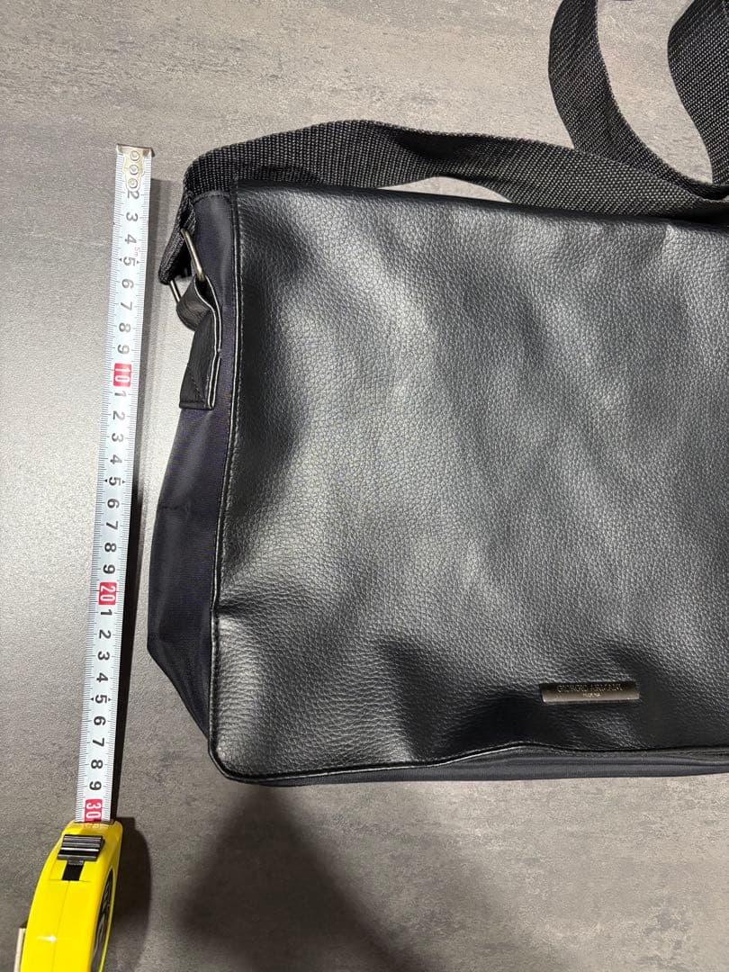 ☆男女兼用☆GIORGIO ARMANI メッセンジャーバッグ　レザーA4収納