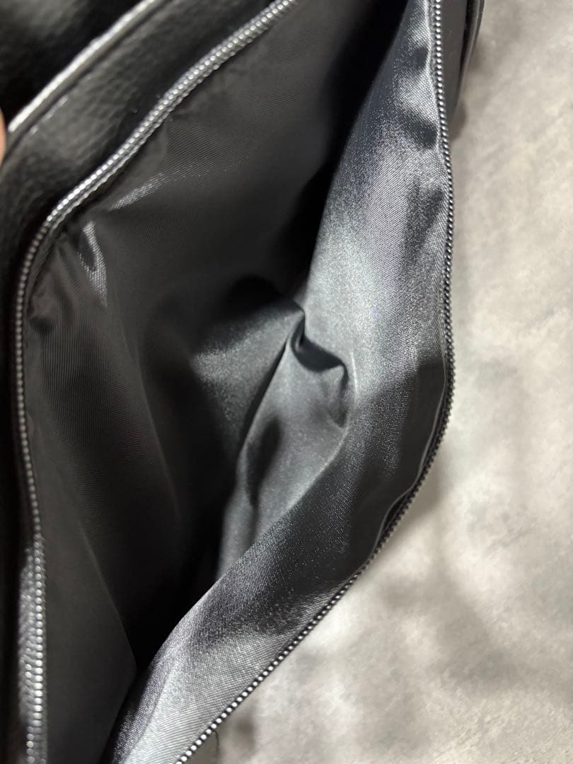 ☆男女兼用☆GIORGIO ARMANI メッセンジャーバッグ　レザーA4収納