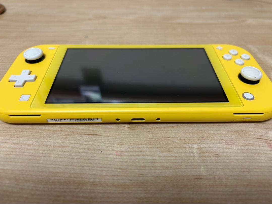 Nintendo Switchライトイエロー【箱無し】SDカード付き