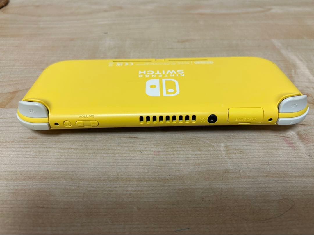 Nintendo Switchライトイエロー【箱無し】SDカード付き