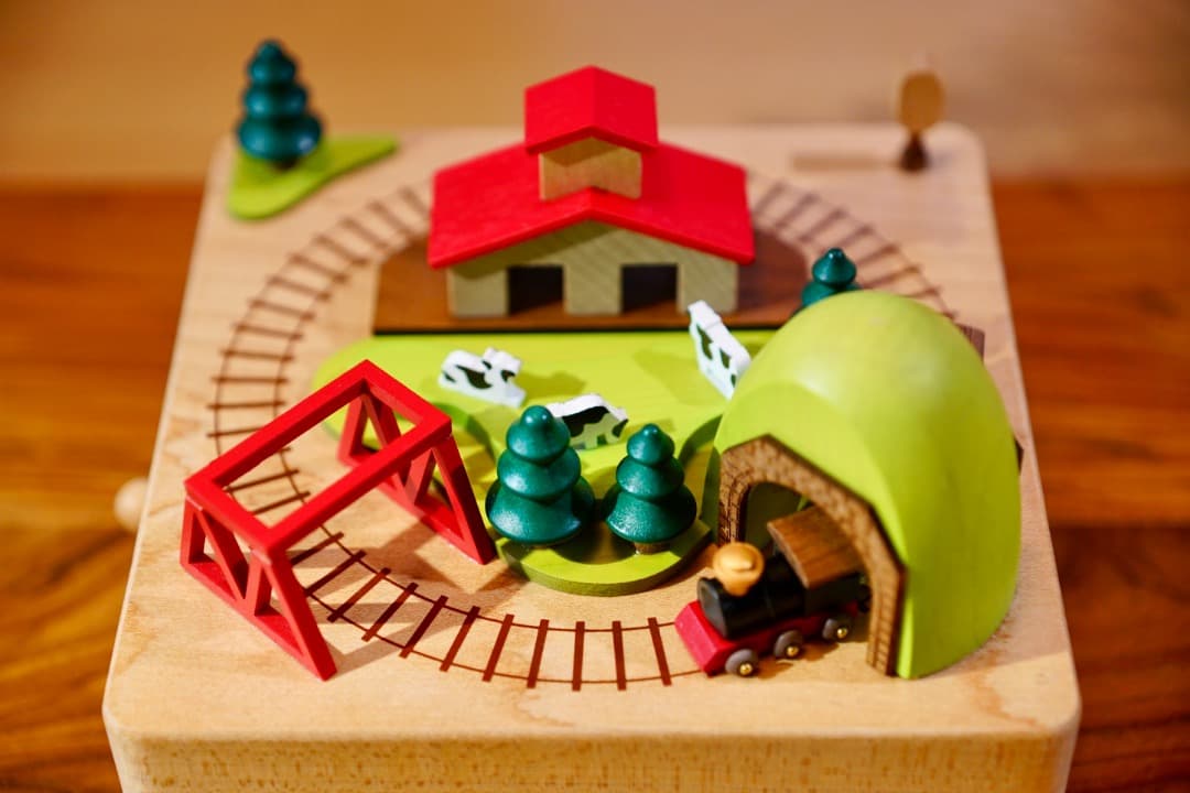 【美品】「木製ジオラマオルゴール」特注アクリルケース付／♬「線路は続くよ」