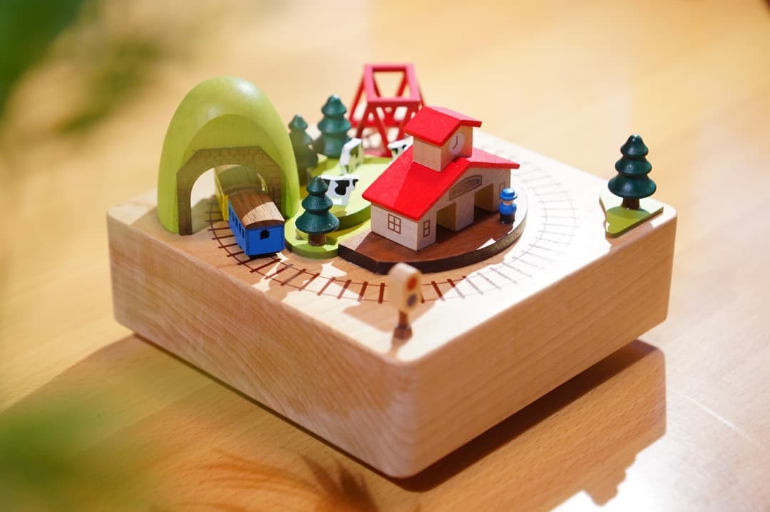 【美品】「木製ジオラマオルゴール」特注アクリルケース付／♬「線路は続くよ」