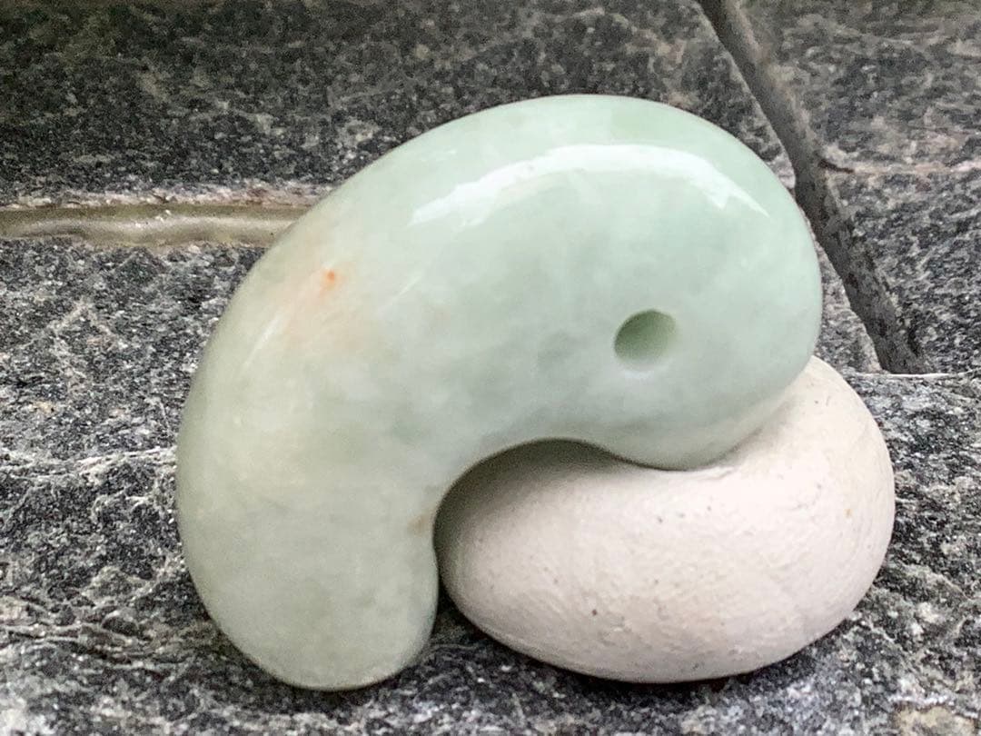 ✳神様からの贈り物‼️糸魚川翡翠勾玉*本物ジェダイト　縁起物をお身近に　鑑別書付‼️