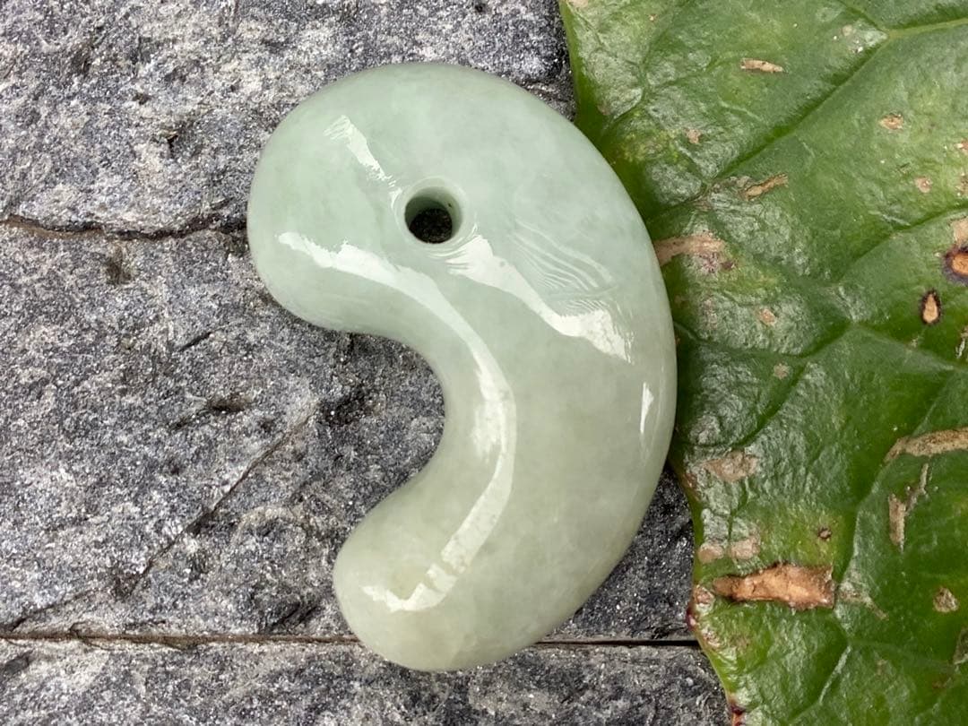 ✳神様からの贈り物‼️糸魚川翡翠勾玉*本物ジェダイト　縁起物をお身近に　鑑別書付‼️