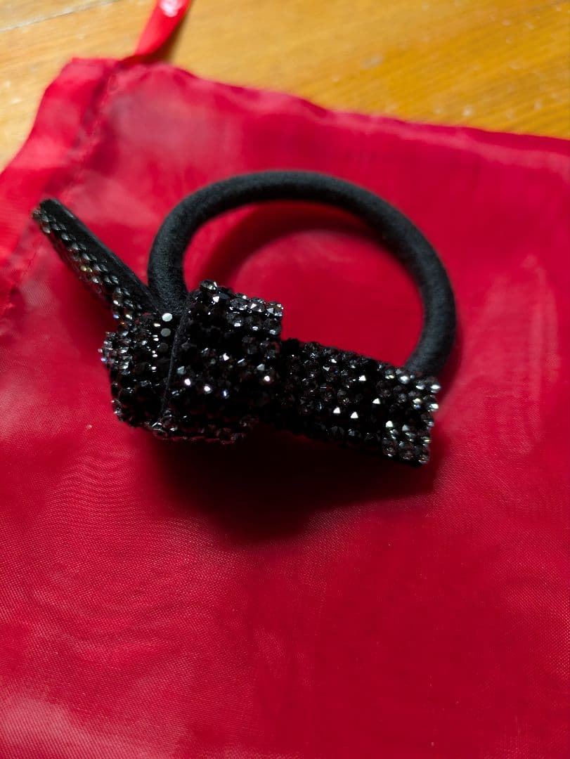 [未使用．美品] acca クリスタルガラス付き黒ヘアゴム