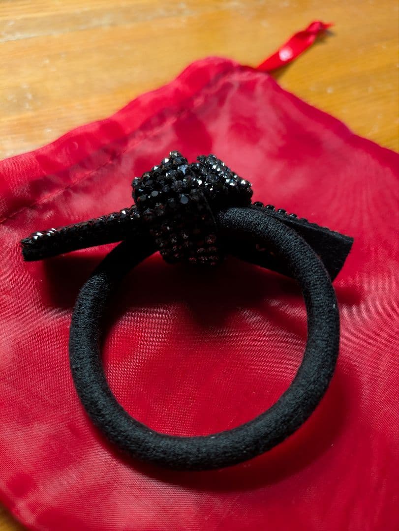 [未使用．美品] acca クリスタルガラス付き黒ヘアゴム