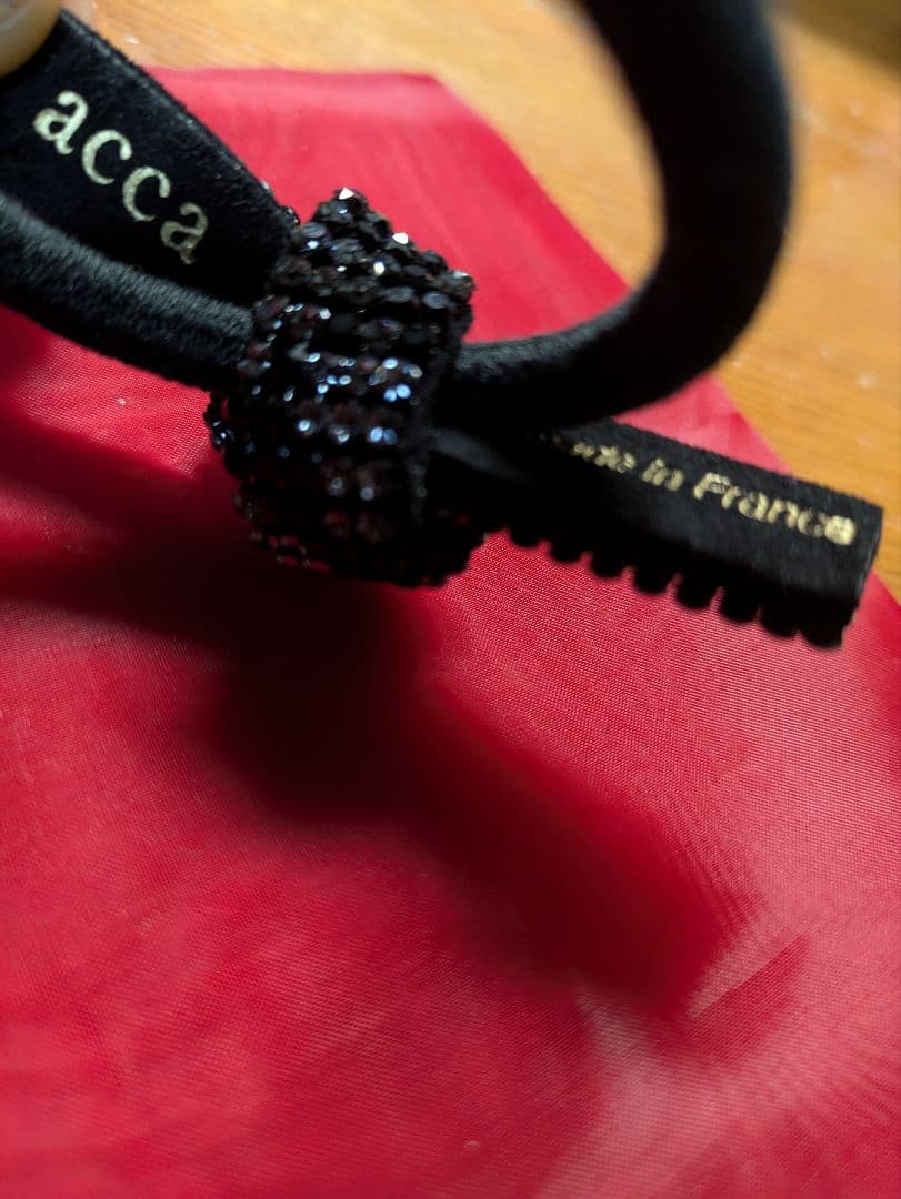 [未使用．美品] acca クリスタルガラス付き黒ヘアゴム