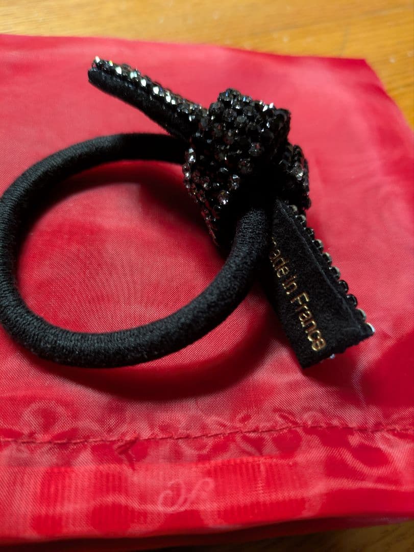 [未使用．美品] acca クリスタルガラス付き黒ヘアゴム